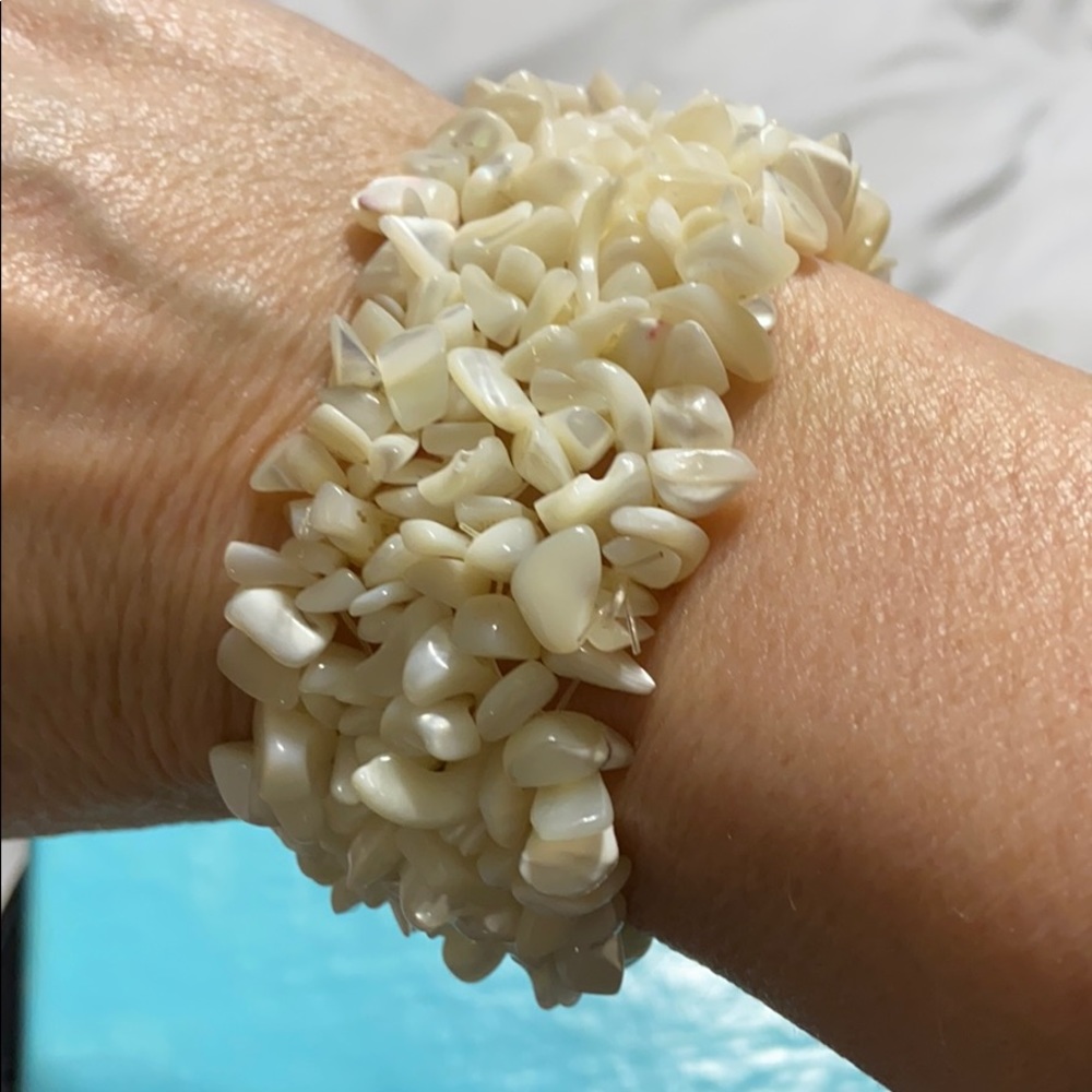 Shell Stretch Bracelet - Picture 3 of 5